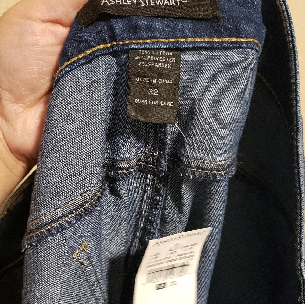 Ashley Stewart Rolled Cuff Denim Capris Size 32‎